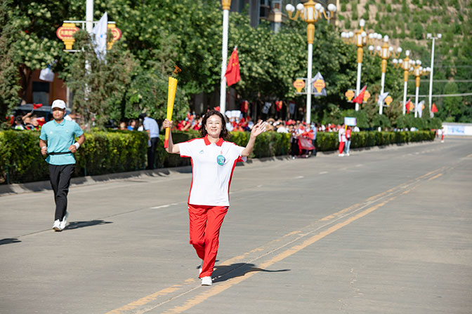 省十七運(yùn)火炬?zhèn)鬟f 白成愛(ài)董事長(zhǎng)擔(dān)任橫山香草羊肉第二棒火炬手！